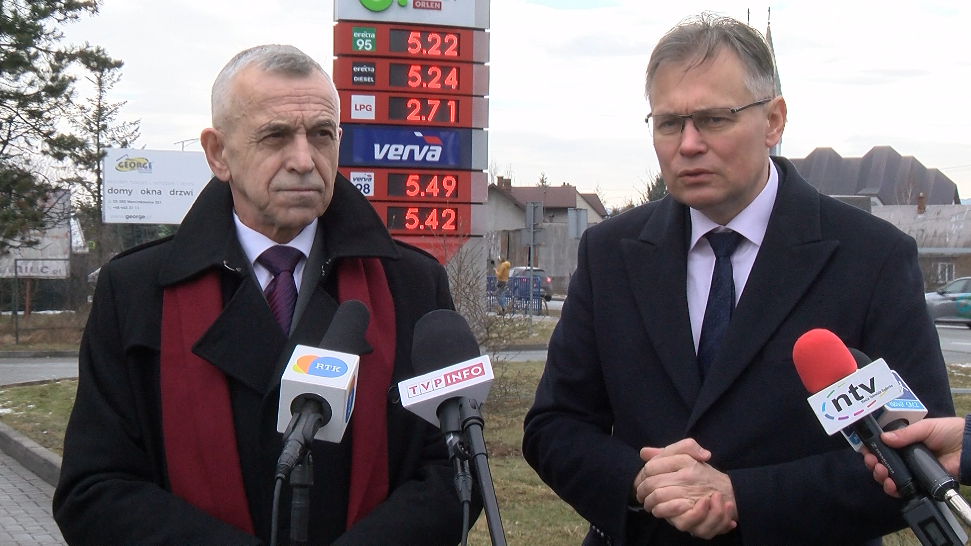 Arkadiusz Mularczyk i Jan Duda na stacji paliw Orlen