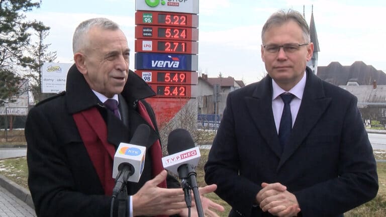 Posłowie PiS chwalą cenniki Orlenu. Arkadiusz Mularczyk i Jan Duda zaprosili media na stację paliw