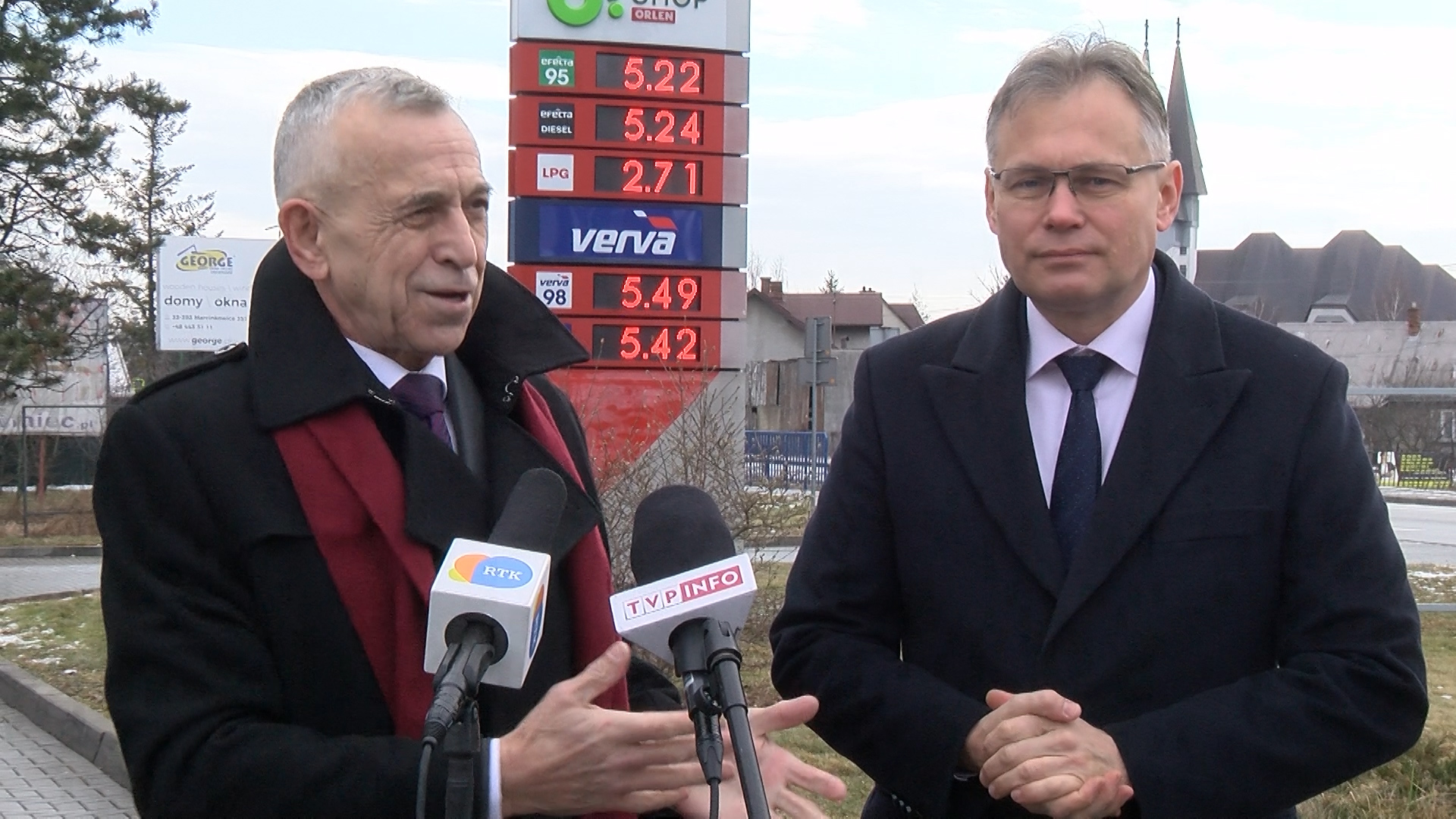 Arkadiusz Mularczyk i Jan Duda na stacji paliw Orlen