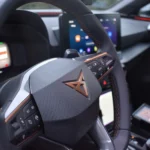 nieoznakowany radiowóz Cupra Leon
