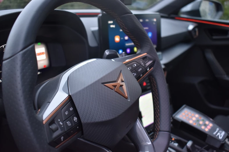 nieoznakowany radiowóz Cupra Leon