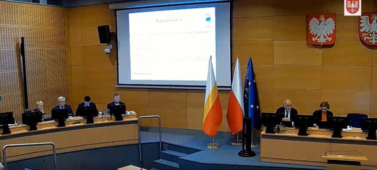 Małopolski Urząd Wojewódzki wraca do pracy stacjonarnej. Sądeccy radni nadal będą obradować zdalnie