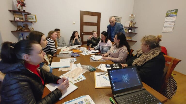 W biurze posła Jana Dudy uczą języka polskiego i udzielają porad