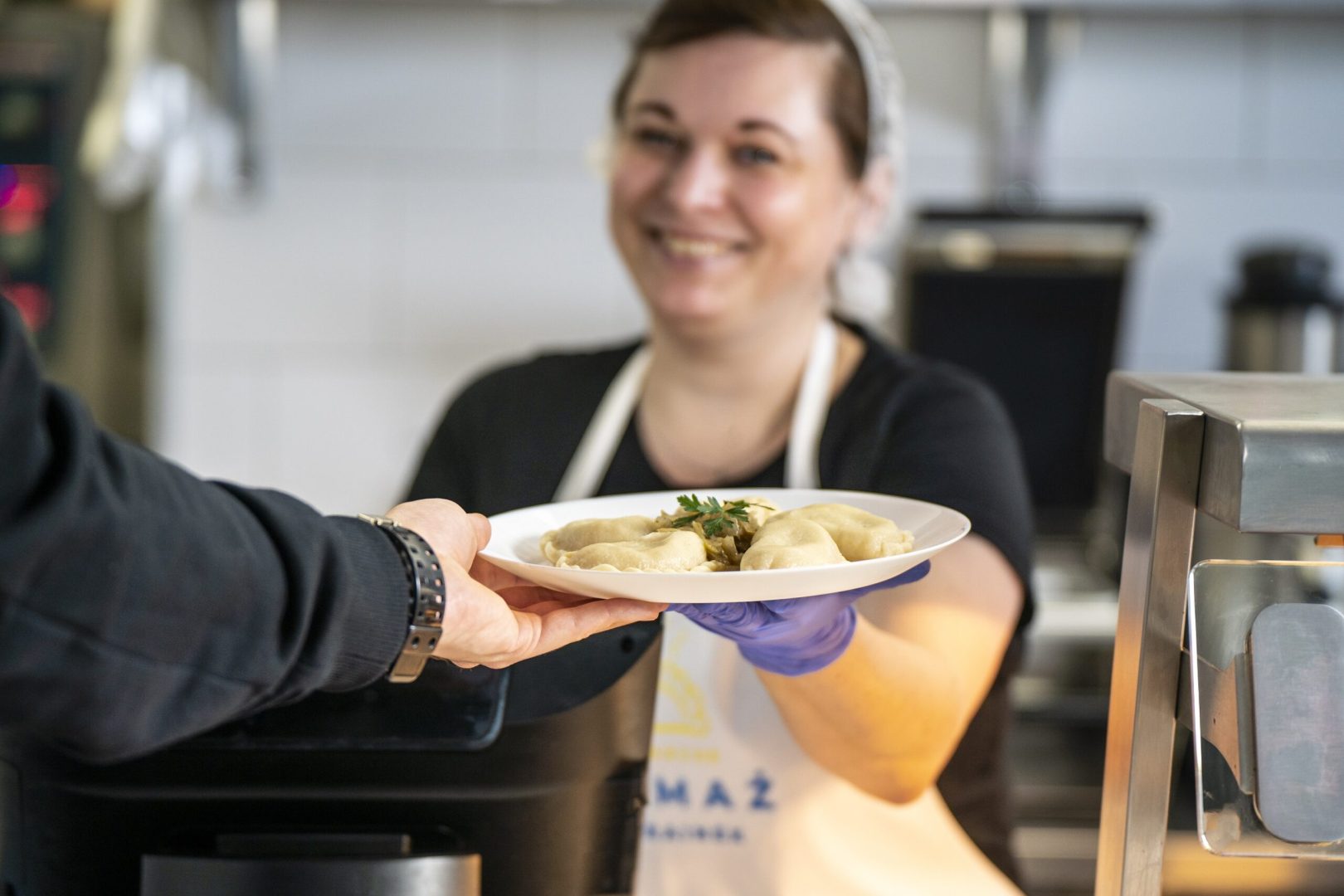 Arche daje pracę i otwiera prowadzoną przez Ukrainki restaurację w Warszawie