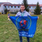 Aspirant Bartłomiej Olbrych z komisariatu w Bieczu pokazał klasę. Pomimo niesprzyjających warunków atmosferycznych – silnego wiatru i nocnych godzin spędzonych w podróży wybiegał trzecie miejsce wśród funkcjonariuszy Policji na VIII Mistrzostwa Polski Policji w Półmaratonie Ślężańskim.
