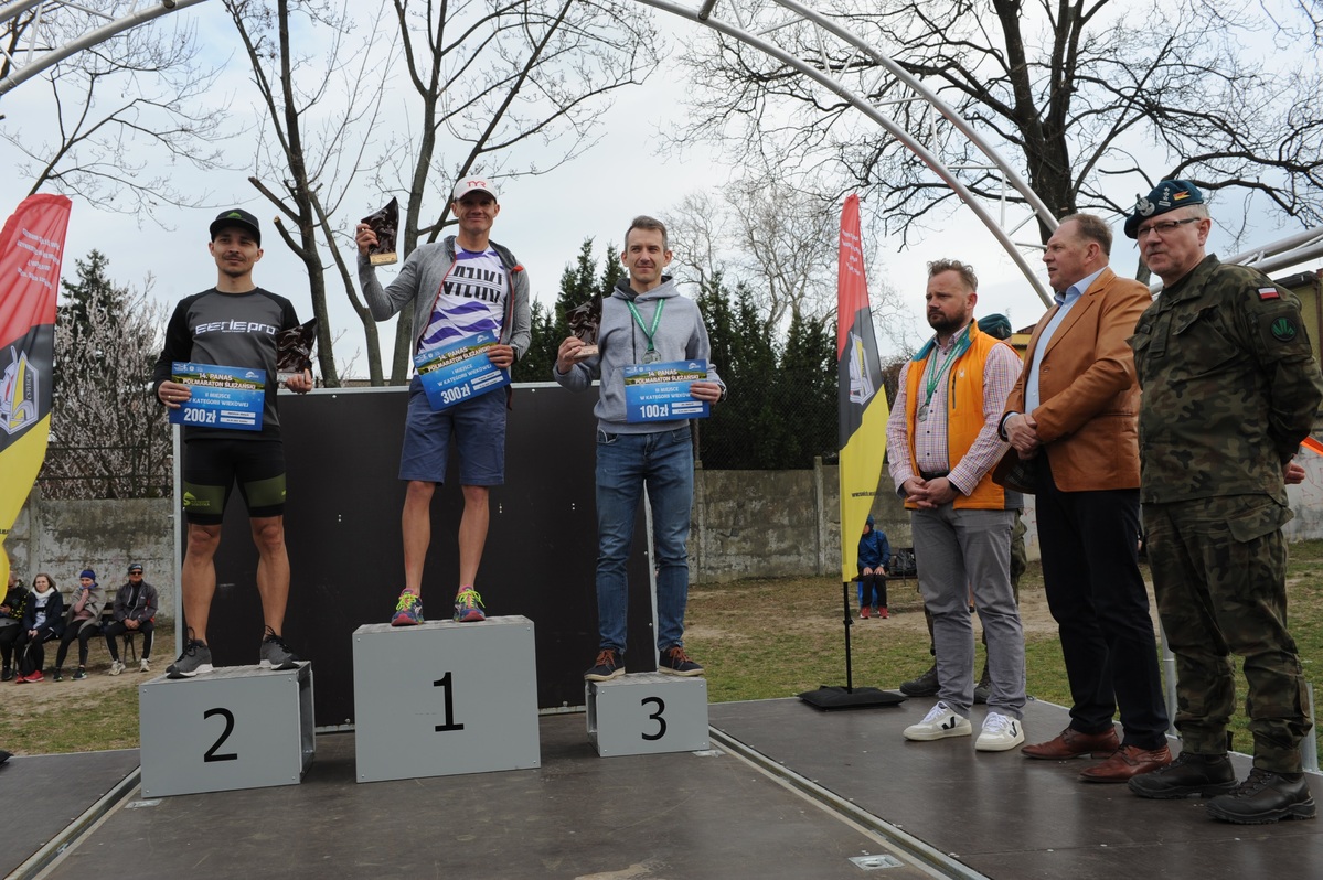Aspirant Bartłomiej Olbrych z komisariatu w Bieczu pokazał klasę. Pomimo niesprzyjających warunków atmosferycznych – silnego wiatru i nocnych godzin spędzonych w podróży wybiegał trzecie miejsce wśród funkcjonariuszy Policji na VIII Mistrzostwa Polski Policji w Półmaratonie Ślężańskim