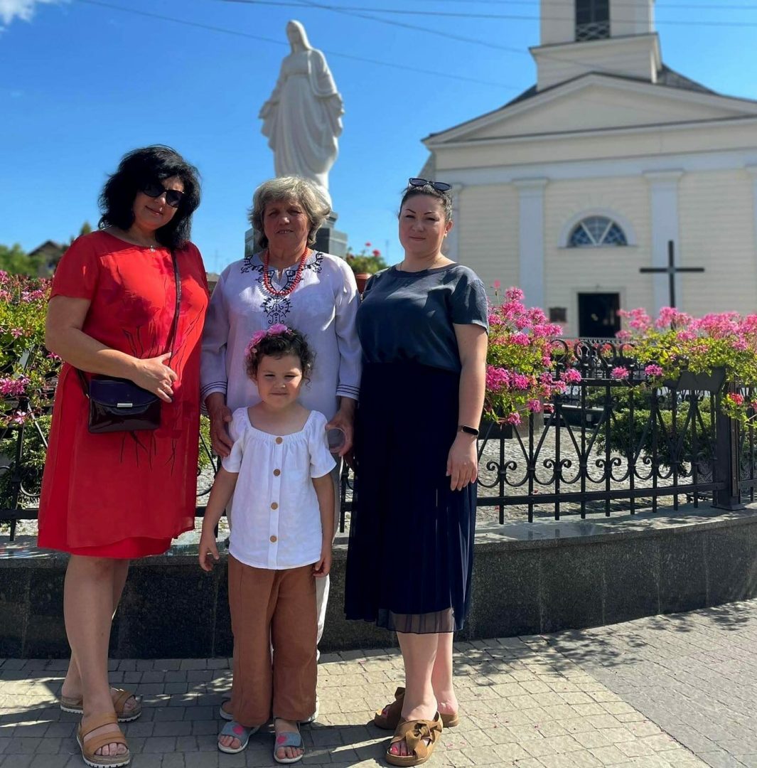 5 Yaryna Karkach z mama, babcią i córeczką, fot. z arch. Yaryny Karkach