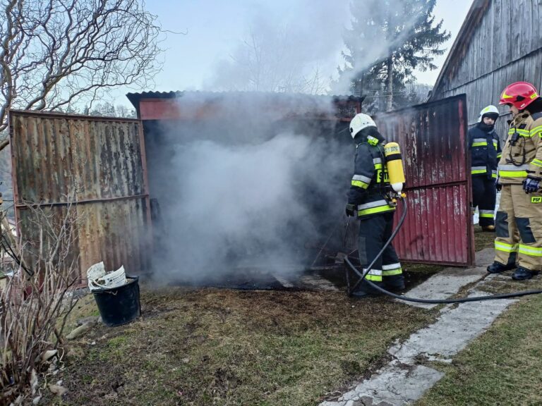 Sucha Struga. W blaszanym garażu wybuchł pożar