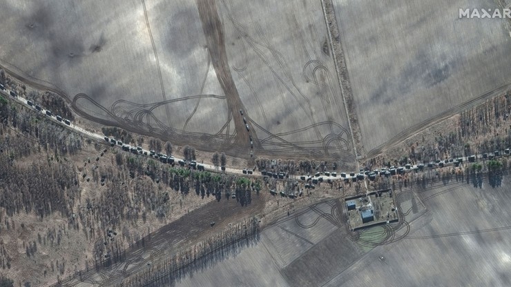 MAXAR: konwój pojazdów wojskowych zmierzających w stronę Kijowa
