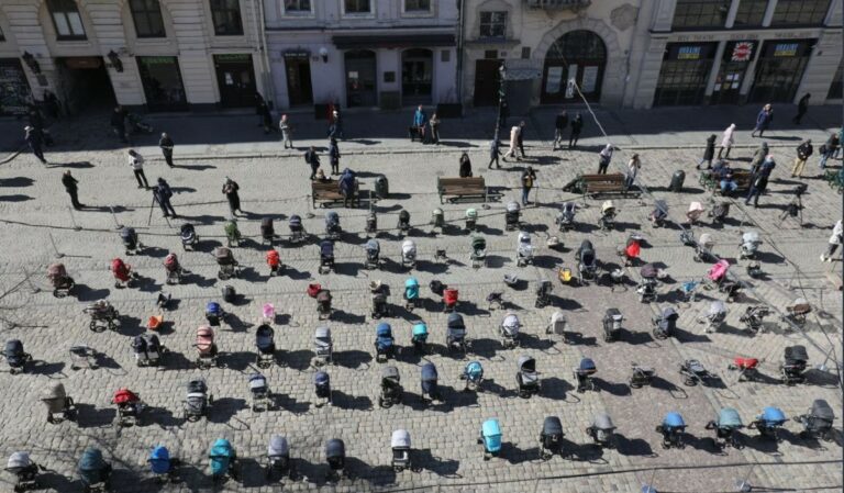 Wojna. 18 marca. We Lwowie postawiono 109 pustych wózków dziecięcych. Tyle dzieci zginęło w wojnie…