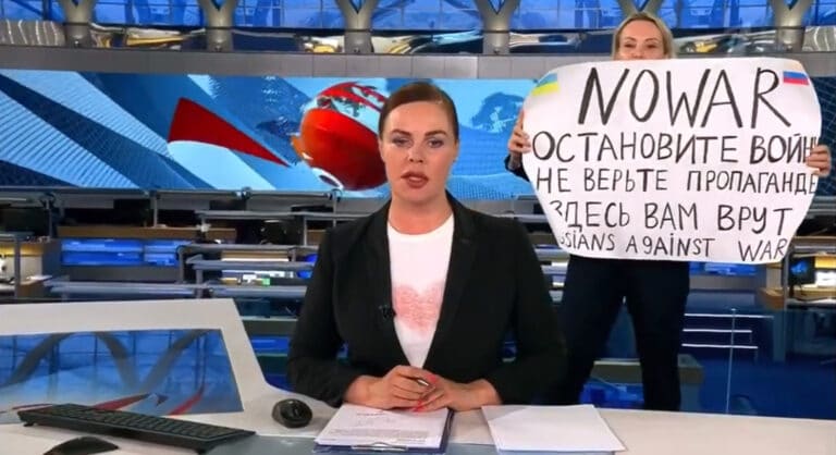 Wojna. 14 marca. Odważna rosyjska dziennikarka zaprotestowała na wizji. Grozi jej 15 lat więzienia