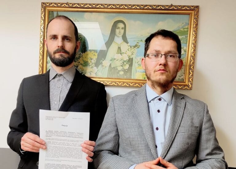 Szkolenie cywili z obsługi broni i pierwszej pomocy