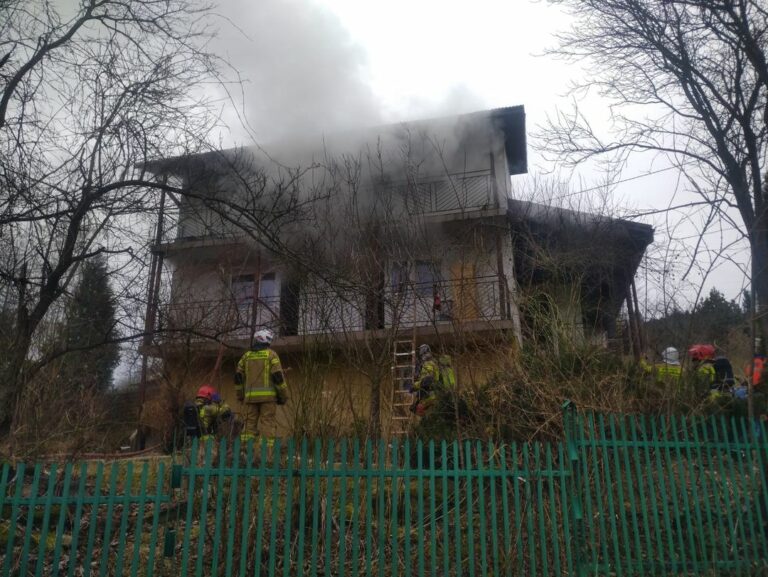 Tropie. Dom w płomieniach. Nie żyje seniorka, która w nim mieszkała