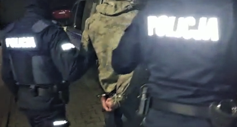 Skradziony motocykl przykrył matą, gałęziami i oponami
