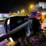 Nowy Sącz, ul. Łukasińskiego- samochód osobowy wypadł z drogi i złamał betonową latarnie
