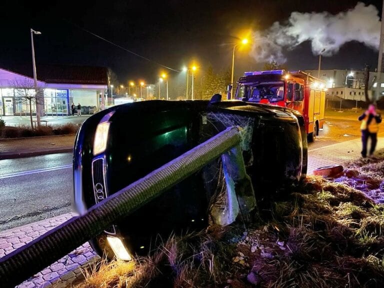 Nowy Sącz. Auto złamało betonową latarnię