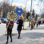 happening Kwiaty dla Ukrainy przed rektoratem PWSZ