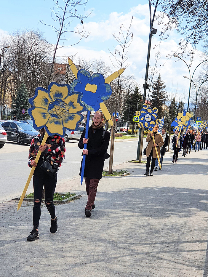happening Kwiaty dla Ukrainy przed rektoratem PWSZ