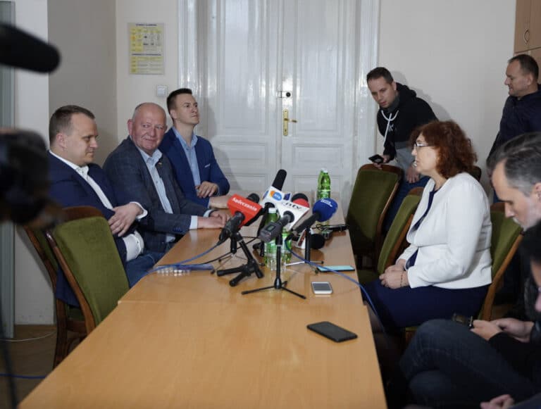 Iwona Mularczyk obiecała, że „odda kontrolę”