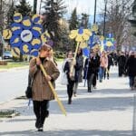 happening Kwiaty dla Ukrainy przed rektoratem PWSZ