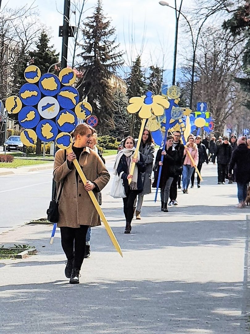 happening Kwiaty dla Ukrainy przed rektoratem PWSZ