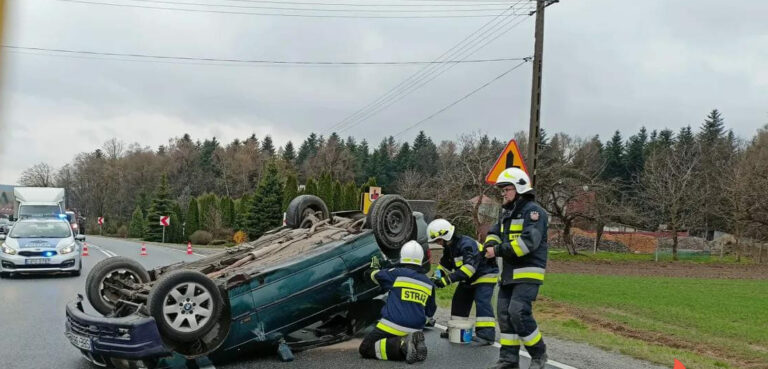 DK75. Nowy Sącz – Kraków.  BMW na dachu. Szwagropol w rowie
