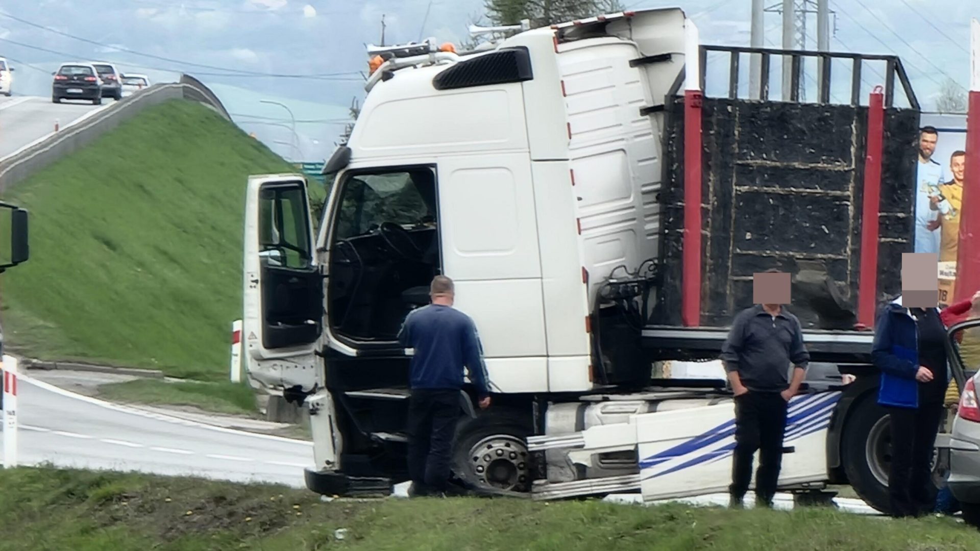 wypadek, obwodnica Starego Sącza, Opel, droga zablokowana, wypadek osobówki z ciężarówką