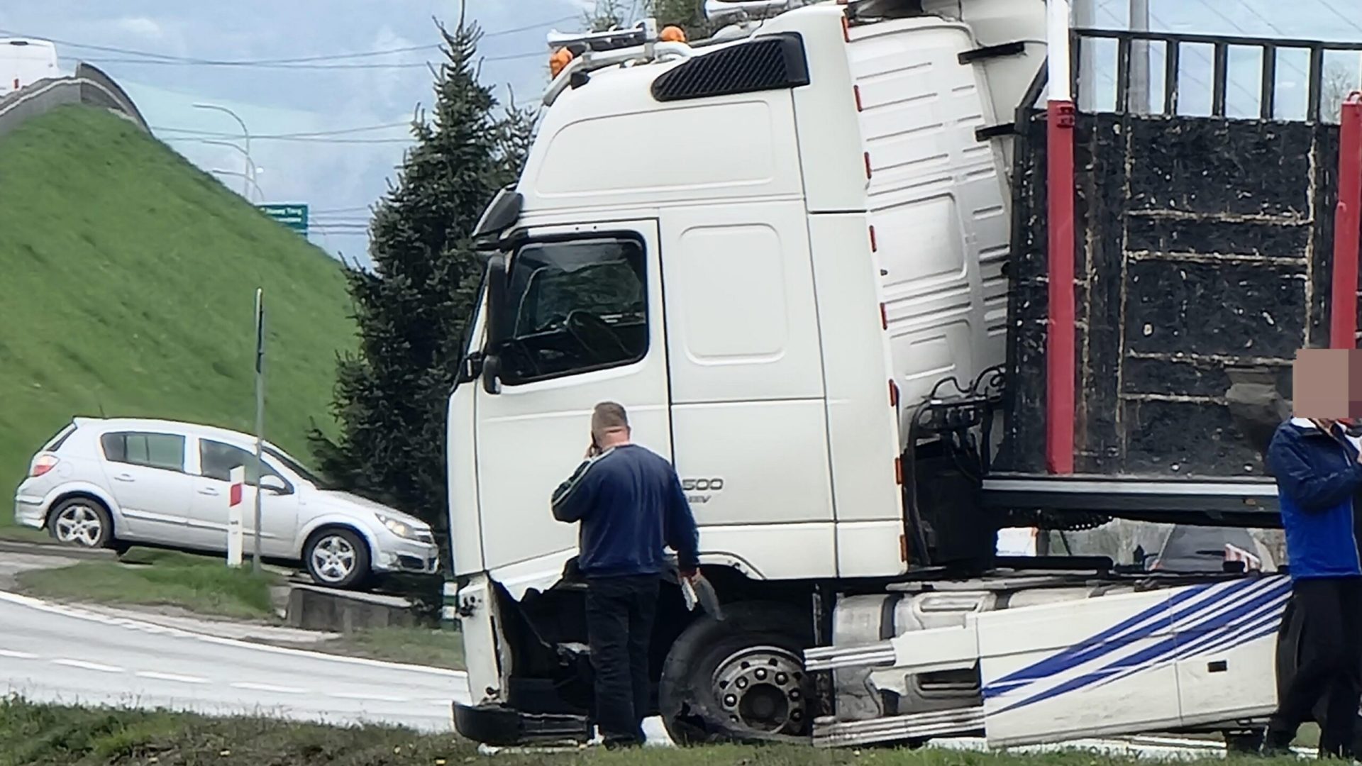 wypadek, obwodnica Starego Sącza, Opel, droga zablokowana, wypadek osobówki z ciężarówką
