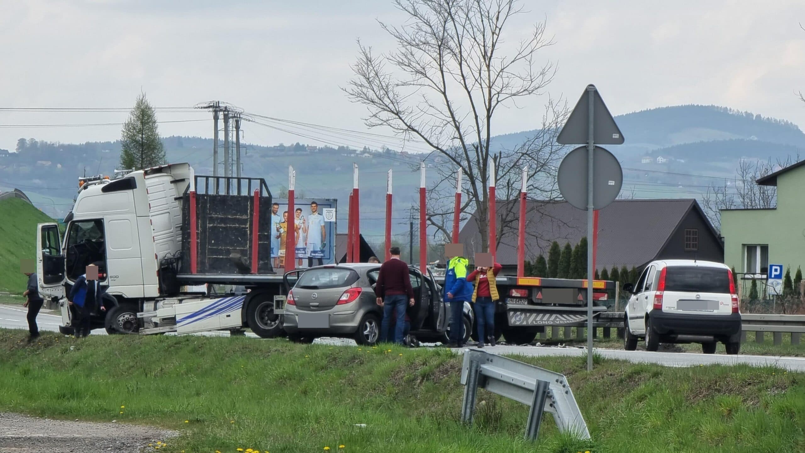 wypadek, obwodnica Starego Sącza, Opel, droga zablokowana, wypadek osobówki z ciężarówką