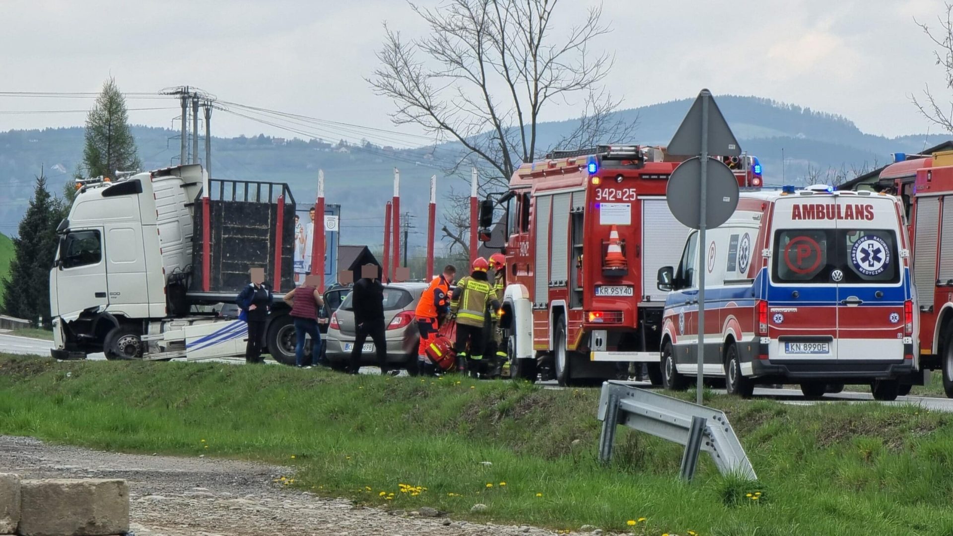 wypadek, obwodnica Starego Sącza, Opel, droga zablokowana, wypadek osobówki z ciężarówką