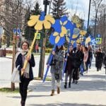 happening Kwiaty dla Ukrainy przed rektoratem PWSZ