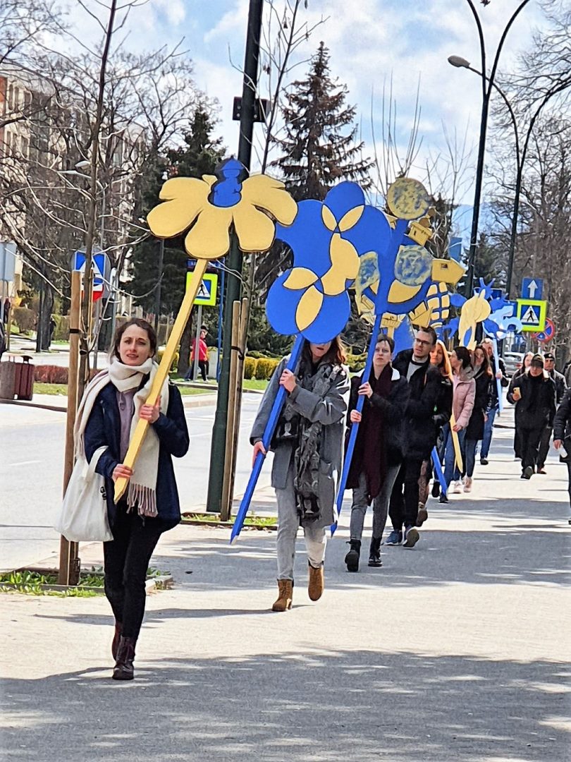 happening Kwiaty dla Ukrainy przed rektoratem PWSZ
