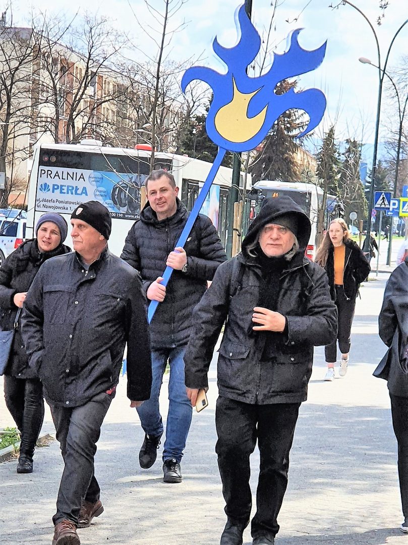 happening Kwiaty dla Ukrainy przed rektoratem PWSZ