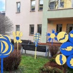 happening Kwiaty dla Ukrainy przed rektoratem PWSZ