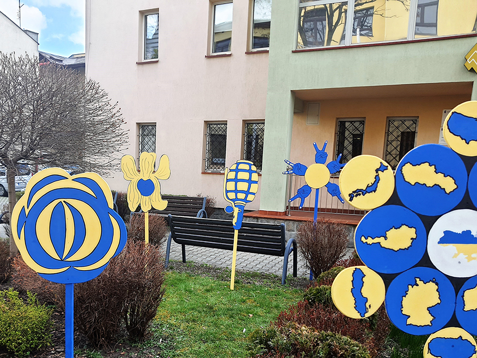 happening Kwiaty dla Ukrainy przed rektoratem PWSZ
