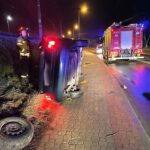 Nowy Sącz, ul. Łukasińskiego- samochód osobowy wypadł z drogi i złamał betonową latarnie