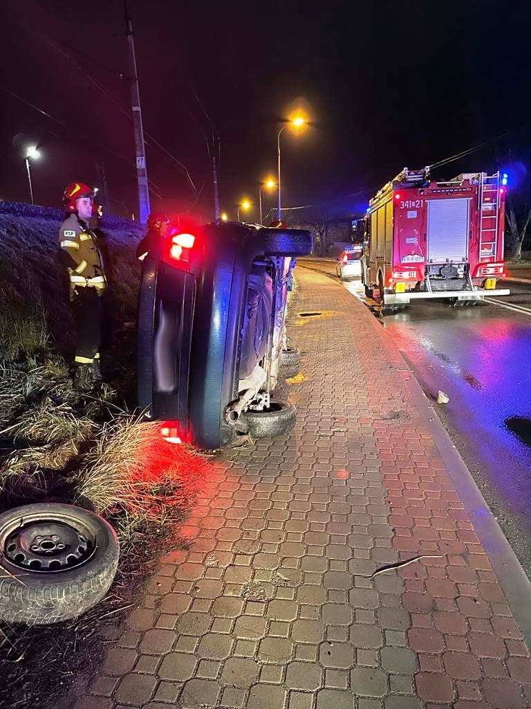 Nowy Sącz, ul. Łukasińskiego- samochód osobowy wypadł z drogi i złamał betonową latarnie