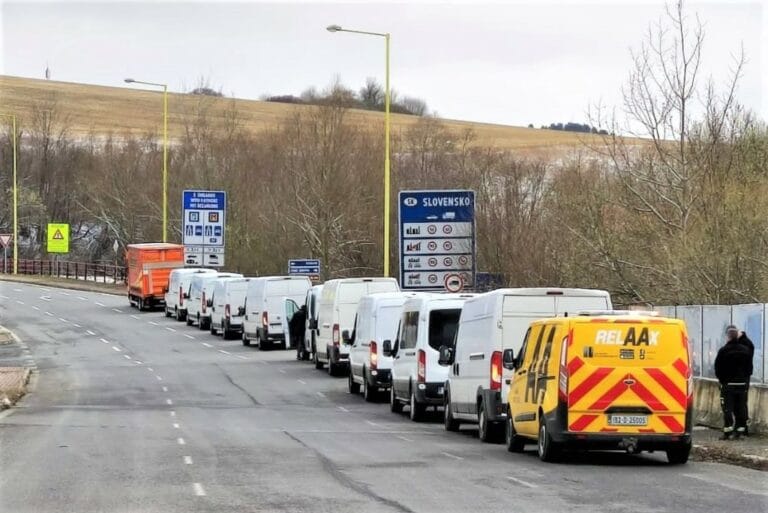 Policjanci z Irlandii wieźli dary do Ukrainy. W Nowym Sączu potrzebowali pomocy