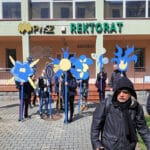 happening Kwiaty dla Ukrainy przed rektoratem PWSZ
