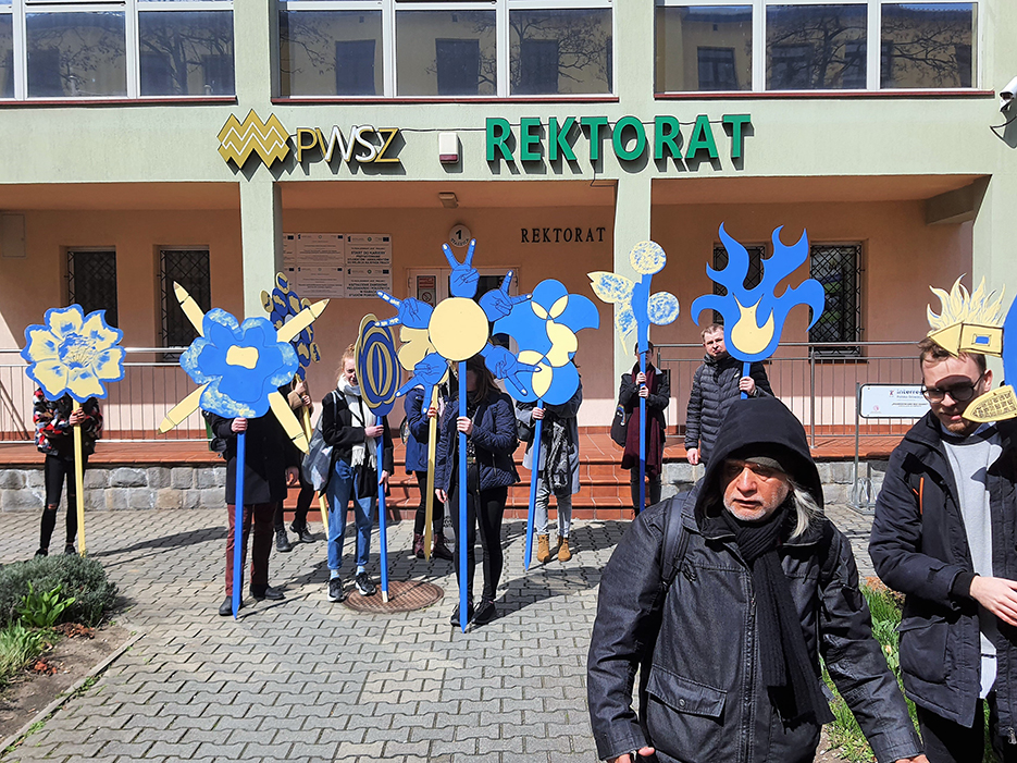 happening Kwiaty dla Ukrainy przed rektoratem PWSZ