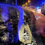 Nowy Sącz, ul. Łukasińskiego- samochód osobowy wypadł z drogi i złamał betonową latarnie