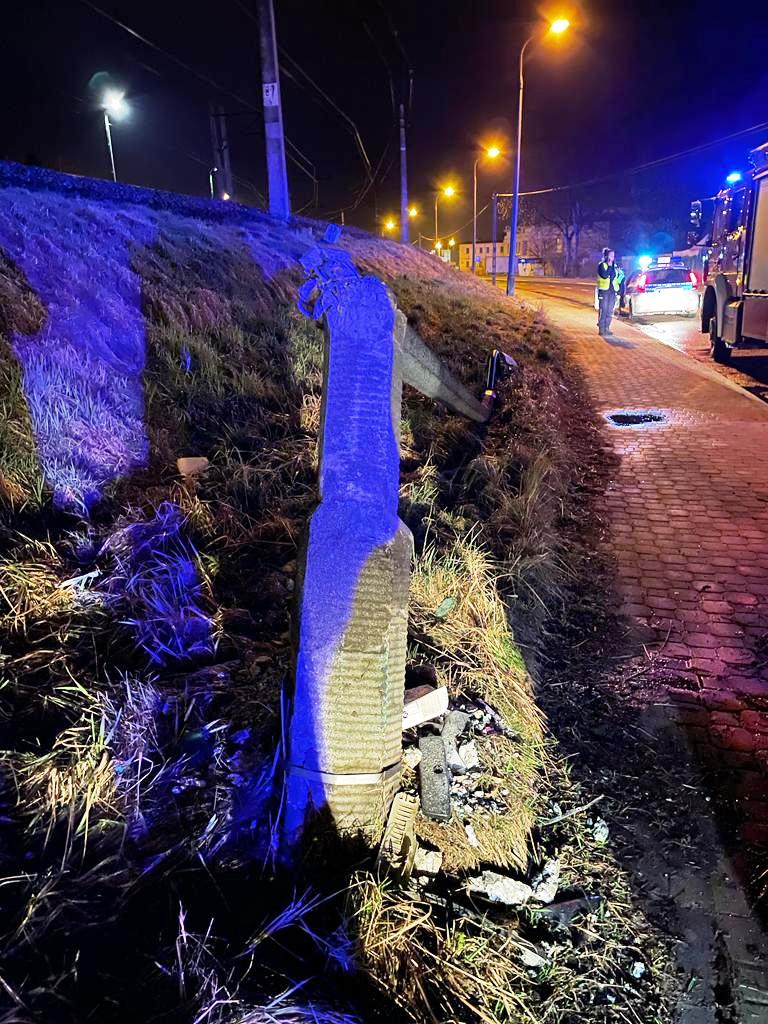 Nowy Sącz, ul. Łukasińskiego- samochód osobowy wypadł z drogi i złamał betonową latarnie