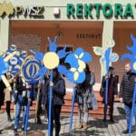 happening Kwiaty dla Ukrainy przed rektoratem PWSZ