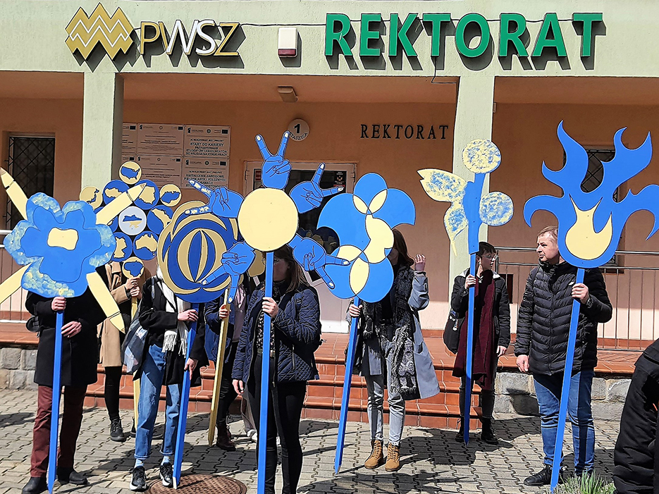 happening Kwiaty dla Ukrainy przed rektoratem PWSZ