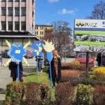 happening Kwiaty dla Ukrainy przed rektoratem PWSZ