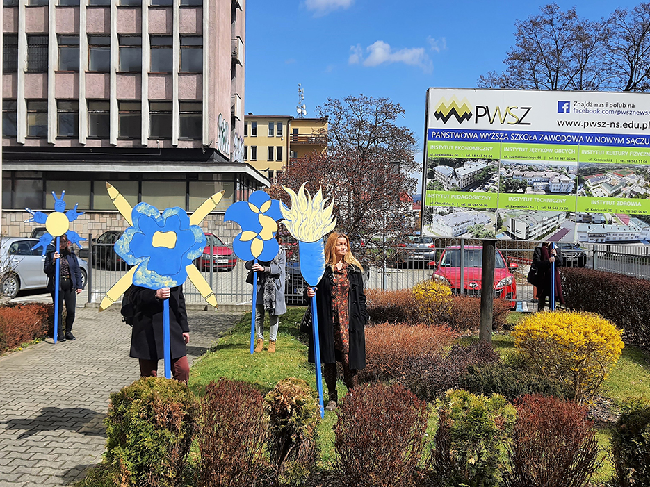 happening Kwiaty dla Ukrainy przed rektoratem PWSZ