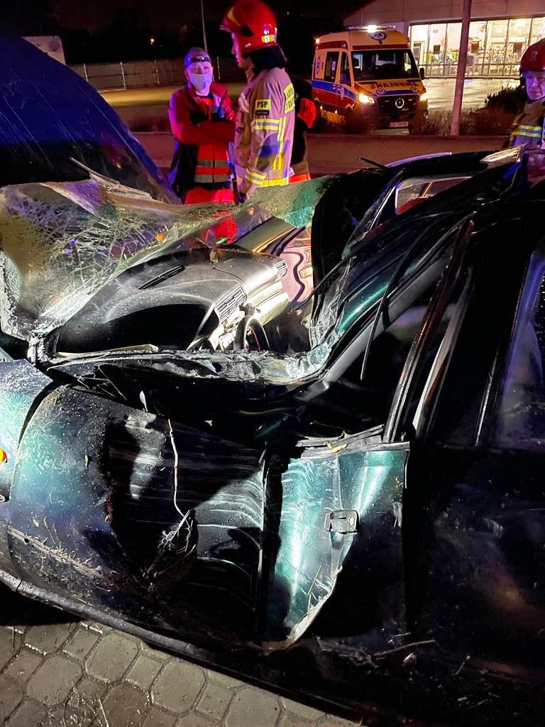 Nowy Sącz, ul. Łukasińskiego- samochód osobowy wypadł z drogi i złamał betonową latarnie