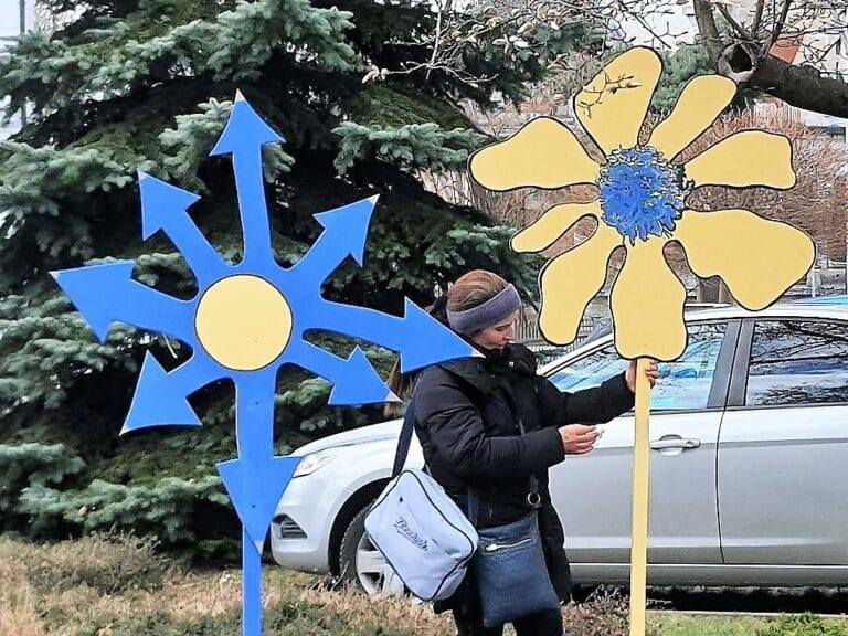 Kwiaty dla Ukrainy przed rektoratem sądeckiej uczelni. Zamiast słońca potrzebowały emocji i poczucia braterstwa