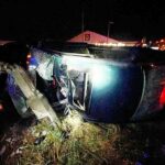 Nowy Sącz, ul. Łukasińskiego- samochód osobowy wypadł z drogi i złamał betonową latarnie