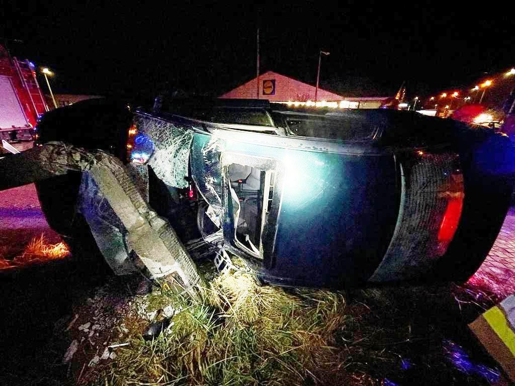 Nowy Sącz, ul. Łukasińskiego- samochód osobowy wypadł z drogi i złamał betonową latarnie